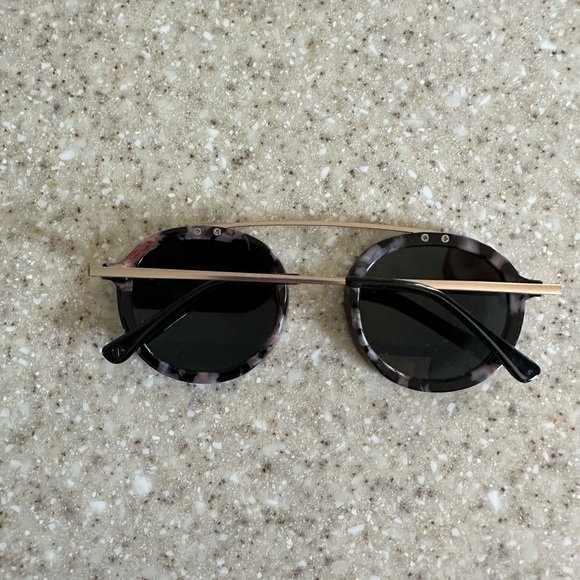Peepers Noseless Sunglasses with Bridge. Unisex - Picture 4 of 6